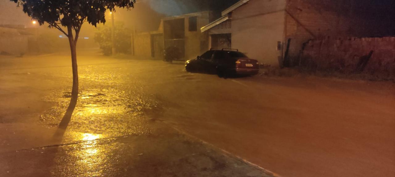 Foto 1 de 3 — Chuva forte volta a provocar alagamento no Jardim Malagoli
